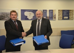 UAB „Energijos taupymo centras“ generalinis direktorius Artūras Senionis pasirašė  rangos sutartį su  AB “Panevėžio energija“   generaliniu direktoriumi  Petru Diksa.